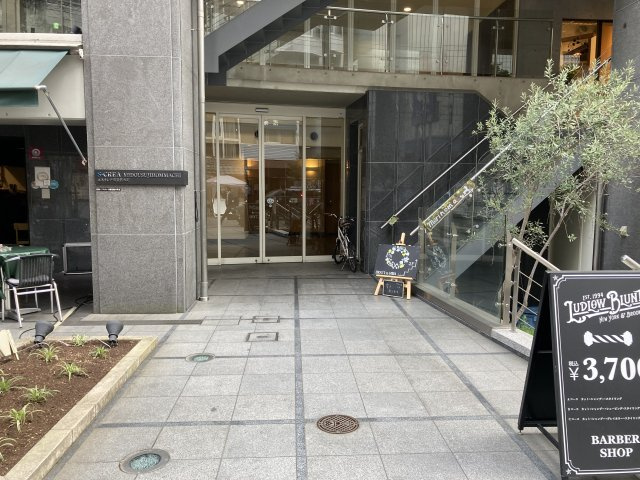 大阪市中央区本町４丁目の店舗事務所のエントランス