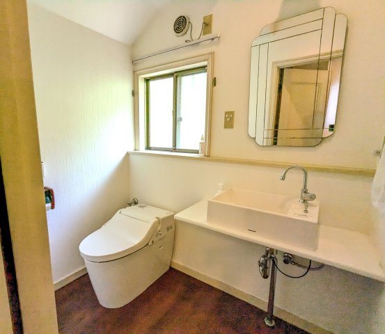 西御門　ゆとりある敷地の中古戸建のトイレ