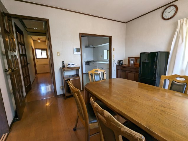 西御門　ゆとりある敷地の中古戸建の居間・リビング