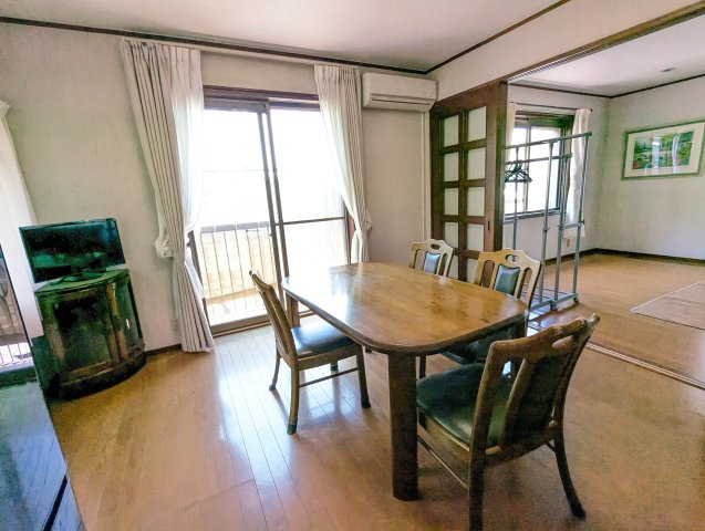 緑豊かな住環境　４LDK＋WICの居間・リビング|明るい室内