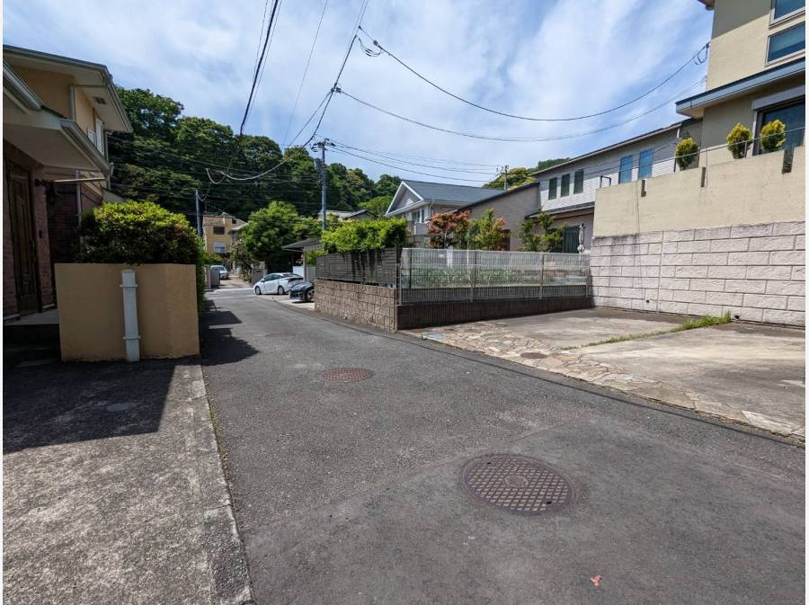 西御門　ゆとりある敷地の中古戸建の前面道路含む現地写真|閑静な住宅街