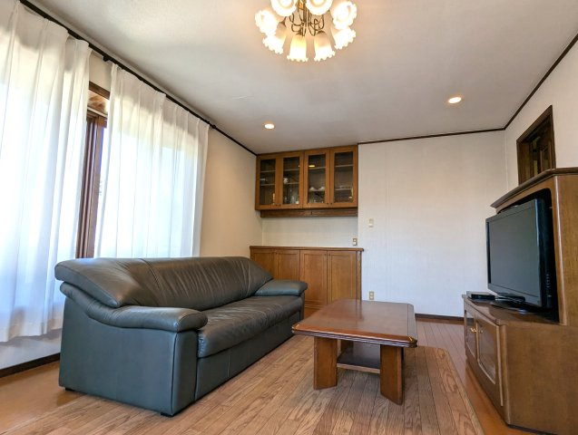 緑豊かな住環境　４LDK＋WICの居間・リビング|明るい室内