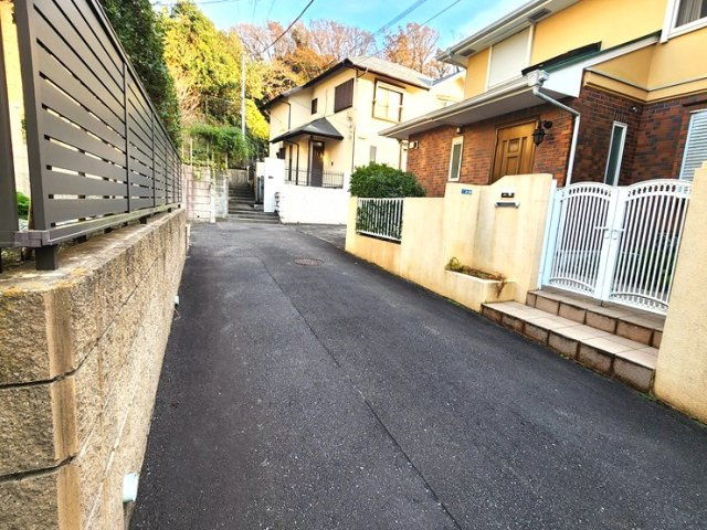 西御門　ゆとりある敷地の中古戸建の前面道路含む現地写真|画像の奥の建物が対象物件