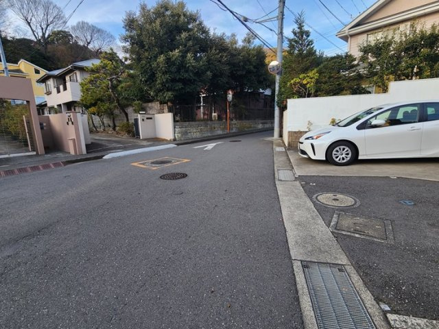 西御門　ゆとりある敷地の中古戸建の前面道路含む現地写真