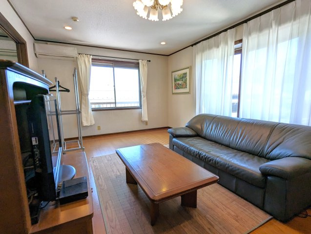 西御門　ゆとりある敷地の中古戸建の居間・リビング