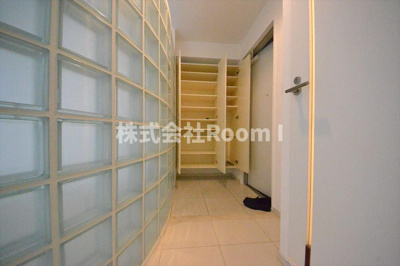 【玄関】 | ソーレブリアンテ | 収納もある玄関です