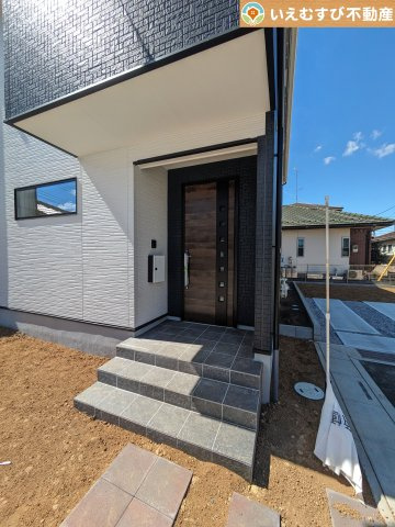 Ricca 深谷市上柴町29期のエントランス|雨が防げる広々エントランス
駐車場からアクセスの良いエントランス。雨の日や荷物が多くても安心の動線♪