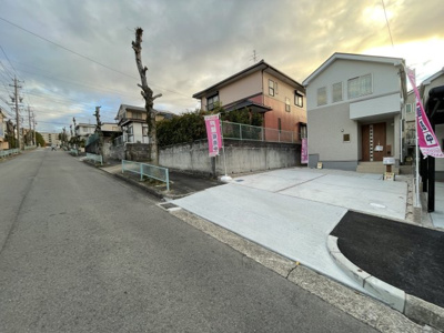 【前面道路含む現地写真】 | 春日井市藤山台11期　全2棟<仲介手数料無料　藤山台小学校・藤山台中学校＞ | おしゃれな外観です