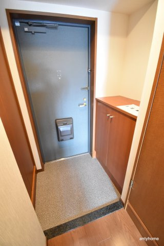 プルミエール江坂　仲介手数料無料の玄関
