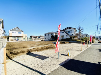【前面道路含む現地写真】 | 【仲介手数料不要】☆湘南ライフタウン内３区画土地分譲☆藤沢市遠藤／建築条件なし売地 | 落ち着いた街並みが人気の湘南ライフタウン、陽が燦燦と降り注ぐのような明るい現地、歩道が設けられた前面道路、丁度良い住みやすさが此処にはあります！