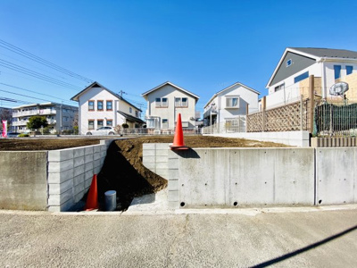 【外観】 | 【仲介手数料不要】☆湘南ライフタウン内３区画土地分譲☆藤沢市遠藤／建築条件なし売地 | 【区画③】こちらの区画は東側の歩行者通路からの出入りが基本となります。南側にカースペースと敷地までの通路がございます。