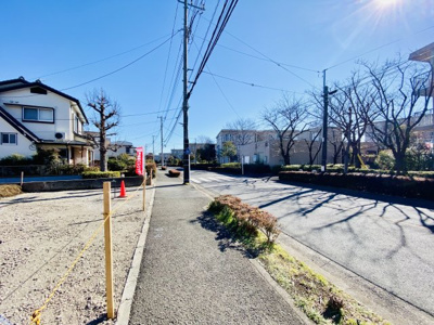 【外観】 | 【仲介手数料不要】☆湘南ライフタウン内３区画土地分譲☆藤沢市遠藤／建築条件なし売地 | 物件の前面は歩道が設けられた幅広い南道路！交通量も少なめで落ち着きのある住環境となっております。