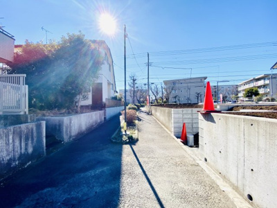 【外観】 | 【仲介手数料不要】☆湘南ライフタウン内３区画土地分譲☆藤沢市遠藤／建築条件なし売地 | 東側は歩行者通路となりますので、車通りは無く小さいお子様でも安心の通路です！