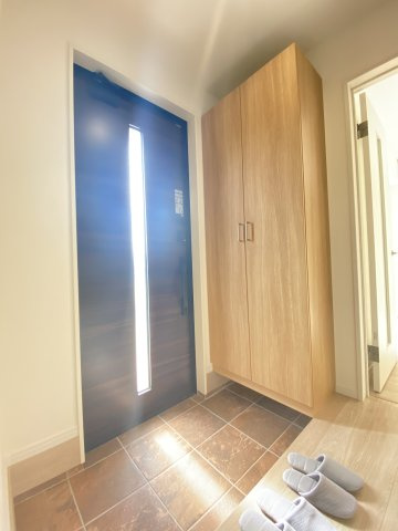 【玄関】 | 「アイパッソの家」熊本市北区清水東町1号地 | ☆明るい印象の玄関♪天井まで高さのあるシューズボックスは玄関をすっきりと保てます☆