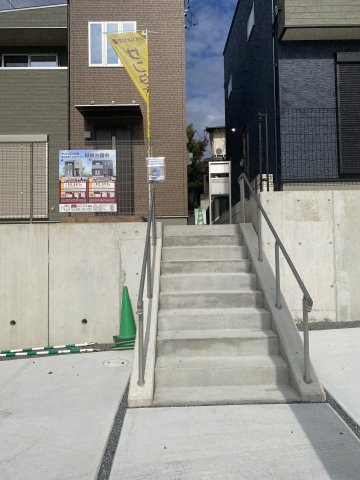 【エントランス】 | 「アイパッソの家」熊本市北区清水東町1号地 | ☆玄関アプローチまでの階段は両側に手すりがあり安全です☆