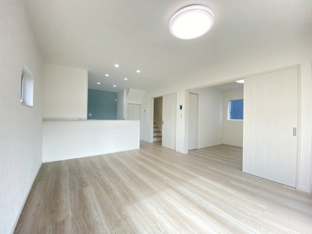 【居間・リビング】 | 「アイパッソの家」熊本市北区清水東町1号地 | ☆リビングの隣に洋室があります♪リビングと繋げてお家時間を楽しむことも可能です☆