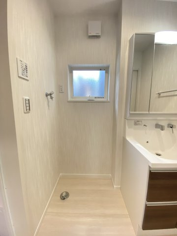 【脱衣所】 | 「アイパッソの家」熊本市北区清水東町1号地 | ☆脱衣場には換気もできる窓があり通気性も良いです☆