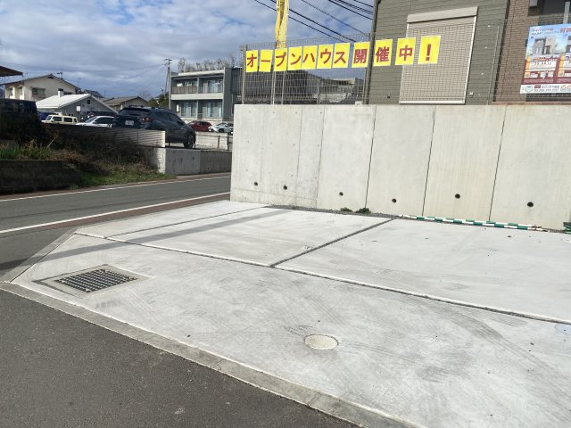 【駐車場】 | 「アイパッソの家」熊本市北区清水東町1号地 | ☆全面コンクリートの駐車場スペースで駐車もラクラクです☆