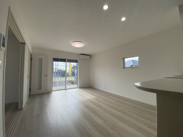 【居間・リビング】 | 「アイパッソの家」熊本市北区清水東町1号地 | ☆リビングの隣に洋室があります♪リビングと繋げてお家時間を楽しむことも可能です☆