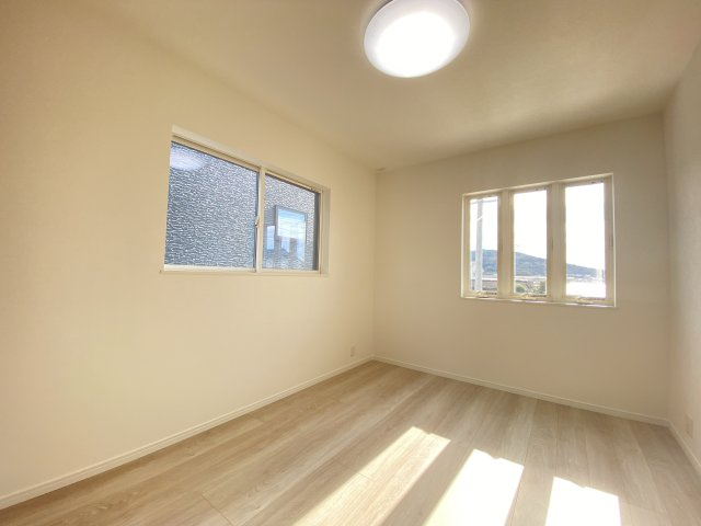 【洋室】 | 「アイパッソの家」熊本市北区清水東町1号地 | ☆デザイン性の高い窓からは日差しがたっぷりと入ります☆