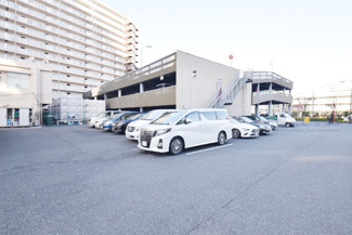 【駐車場】 | マンションの駐車場スペース。空きの有無や駐車料金、サイズ規定などについては、改めてお問い合わせください。～即日のご見学可能～　お問合せはお気軽にどうぞ。