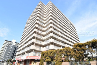 【外観】 | 周辺建物に比べて、ひときわ大きなサイズのマンションです。大型コミュニティであることは、良いマンションの指標のひとつ。見ていると誇らしい気持ちになります。～即日のご見学可能～　お問合せはお気軽にどうぞ。