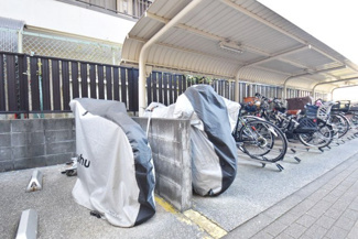 【駐車場】 | バイク置き場。空き区画の有無や駐輪料金、サイズおよび排気量規定などについては、改めてお問い合わせください。～即日のご見学可能～　お問合せはお気軽にどうぞ。