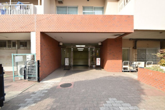 【エントランス】 | マンションの正面エントランス。出入りする人間を癒してくれるマンション入り口であり、その建物の「顔」でもあります。～即日のご見学可能～　お問合せはお気軽にどうぞ。