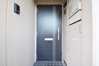 【その他共用部分】 | ダブルロック式の玄関ドアが皆様をお出迎え。お部屋のセキュリティの観点からも、うれしい設備ですね。玄関の色もシックで良い感じです。～即日のご見学可能～　お問合せはお気軽にどうぞ。