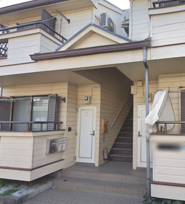 【エントランス】 | ストークハイツ森岡　13351 | 階段を挟むので隣の部屋が気になりません☆