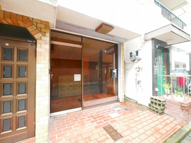 ジュネス三条のエントランス