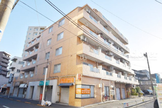 【外観】 | 手入れの行き届いた外壁やエントランスなど、「見ればわかる」レベルで清潔感を保ったマンションです。築年数を感じさせない姿で皆様をお出迎えします。～即日のご見学可能～　お問合せはお気軽にどうぞ。