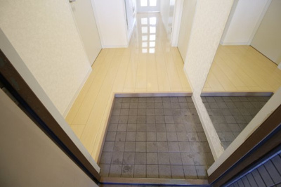 【玄関】 | フルネスライズハチケン | 明るい玄関です