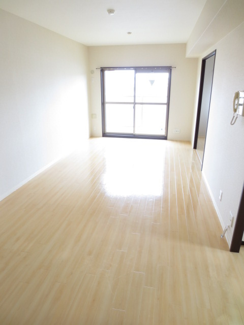 アルファ長岡天神の居間・リビング|南向きLDK15帖超。WIC付きで衣類や荷物もすっきり収納