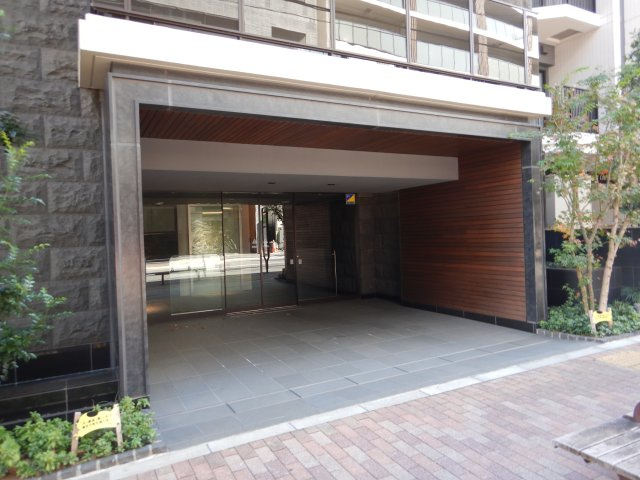 ジオ四谷三栄町のエントランス