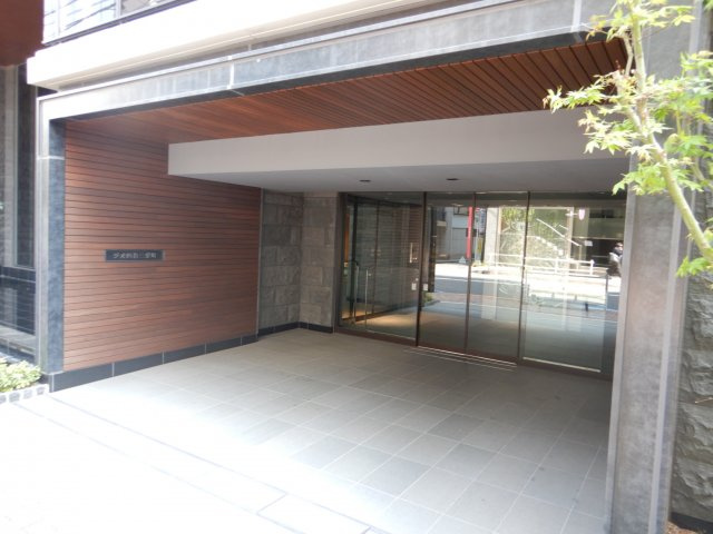 ジオ四谷三栄町のエントランス