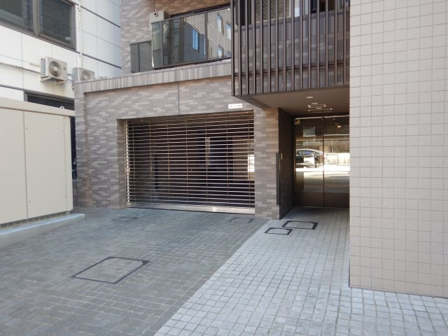 ジオ四谷三栄町の駐車場