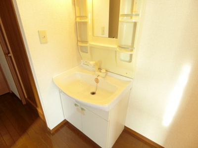 【洗面所】 | グリーンリーフ泉 | 朝の支度もスムーズな独立洗面台。