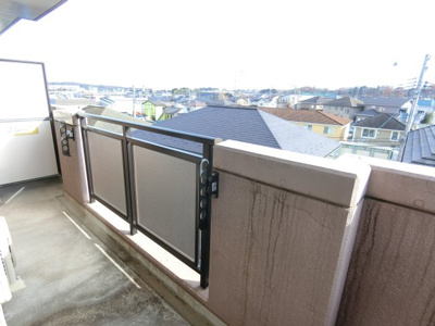 【バルコニー】 | グリーンリーフ泉 | ４階のお部屋で洗濯物もたくさん干せます。