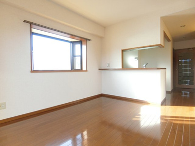 【居間・リビング】 | グリーンリーフ泉 | １０帖のＬＤＫ。角部屋で２面に窓があります。