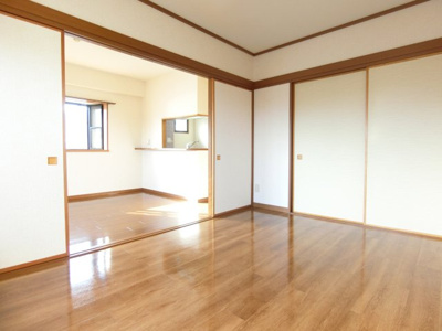 【内装】 | グリーンリーフ泉 | ＬＤＫと隣の洋室は繋げて使うこともできます。