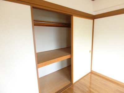 【設備】 | グリーンリーフ泉 | 南側洋室には１間の収納があります。