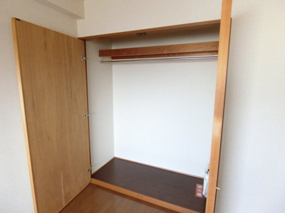 【収納】 | グリーンリーフ泉 | 北側洋室にもクローゼット付き。