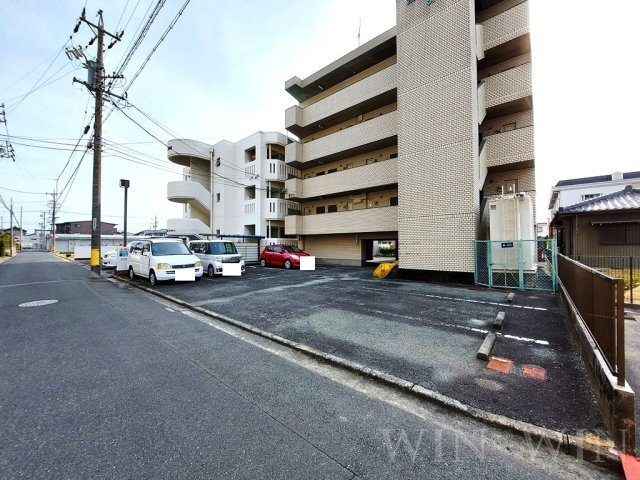 ハイシティ弥生の駐車場