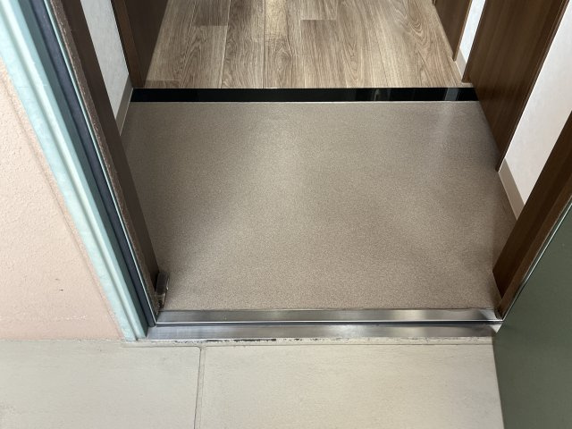 カリヨン三蔵田の玄関