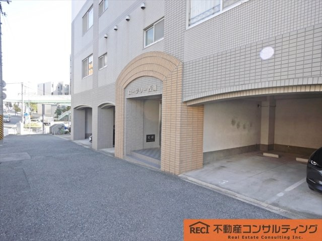 ロータリー西灘の駐車場
