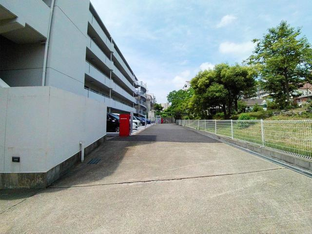 シャムロックコート西岡本の駐車場|駐車場