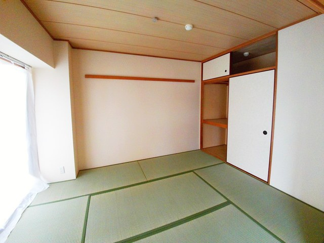 シャムロックコート西岡本の和室