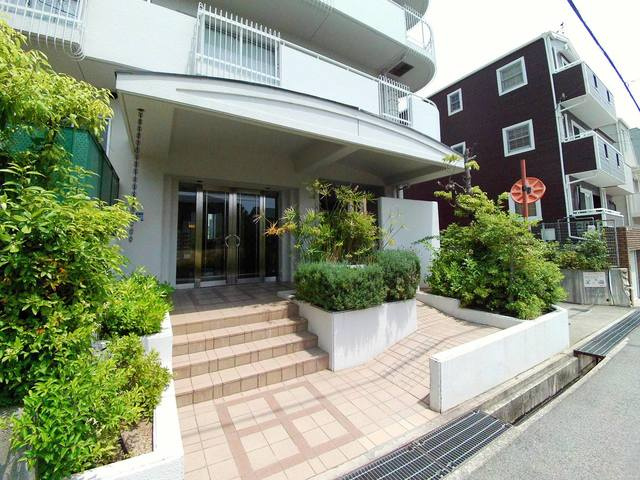 シャムロックコート西岡本のエントランス