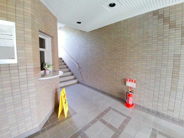 シャムロックコート西岡本のエントランス